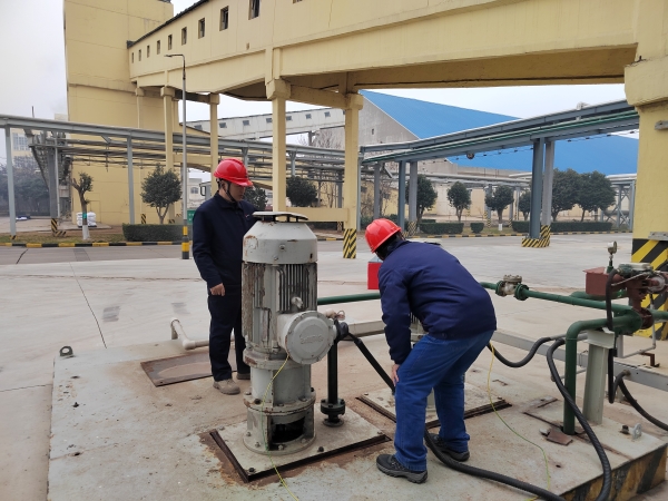 1710294035797951.jpeg 3月11日,計控電儀部部長王文波帶隊對現(xiàn)場電氣儀表設備防雷防靜電接地設施進行專項檢查 (1).jpg