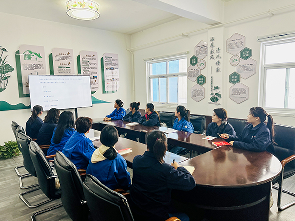 1710407306850506.jpeg 3月14日下午,物料車間組織女職工進(jìn)行普法宣傳活動(dòng),圖為黃彩育正在宣講.jpg