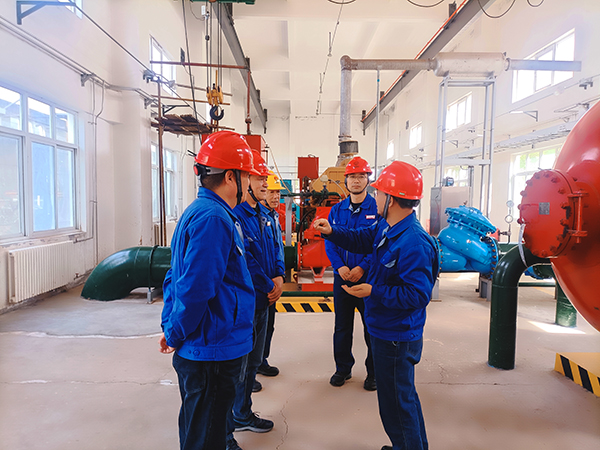 1710905690871338.jpeg 3月19日上午,公司總工程師馬軍忙帶領行政保衛部、安全環保部相關負責人深入191罐區,開展“全覆蓋、零死角”的重大危險源安全專項檢查。 (3).jpg