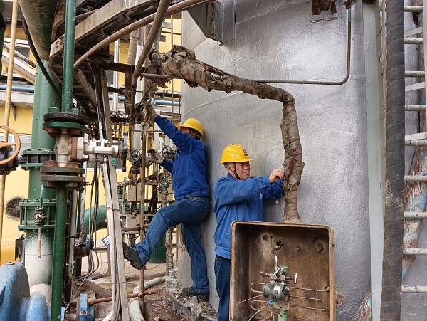 1711349909814326.jpeg 3月18日,計控電儀部空分尿素工段郭凱等人在一期空分現場進行導壓管安裝作業2.jpg