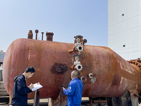 1711443917321365.jpeg 庫管人員與評估單位在對報廢設備進行資產評估確認.jpg