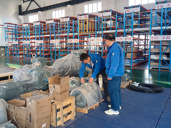 1711594057329686.jpeg 庫(kù)管員在常態(tài)化庫(kù)存盤(pán)點(diǎn)工作.jpg