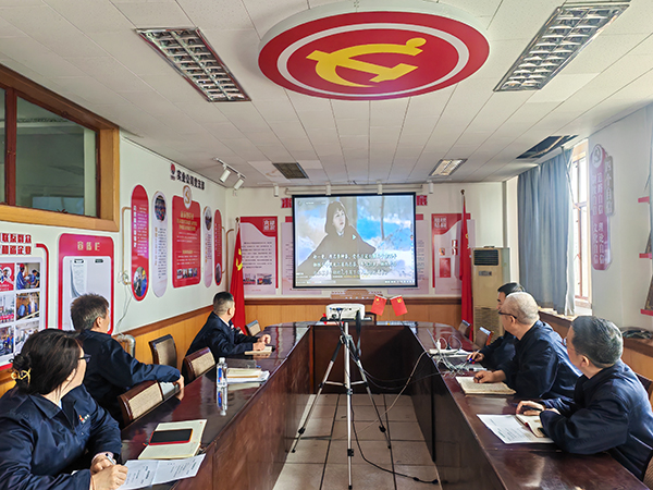 1712097283184883.jpeg 黨員們認(rèn)真觀(guān)看革命先輩們?cè)⊙獖^戰(zhàn)的事跡視頻.jpg