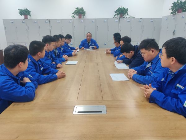 1712103545689446.jpeg 班后會(huì)學(xué)習(xí)宣貫全國(guó)兩會(huì)精神 照片.jpg