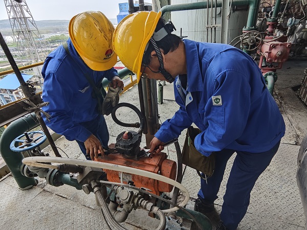 1712126087713063.jpeg 4月3日,計(jì)控電儀部李勝忠、吳培榮在一期氣化爐五樓整改巡檢過(guò)程中發(fā)現(xiàn)的儀表穿線(xiàn)管接頭軟管斷裂問(wèn)題1.jpg