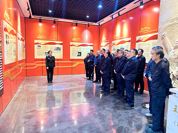 1712132945560424.jpeg 4月2日下午,渭化集團(tuán)組織黨員代表、團(tuán)員青年代表走進(jìn)渭南市臨渭區(qū)王尚德烈士陵園,開展清明節(jié)祭掃活動。參觀王尚德烈士紀(jì)念館.JPG