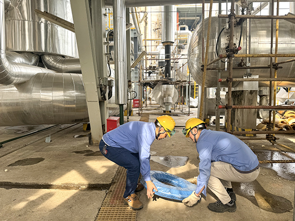 1712820758720655.jpeg 圖片2外操在準備沖洗用的水管置換排液所用的膠皮管.jpg