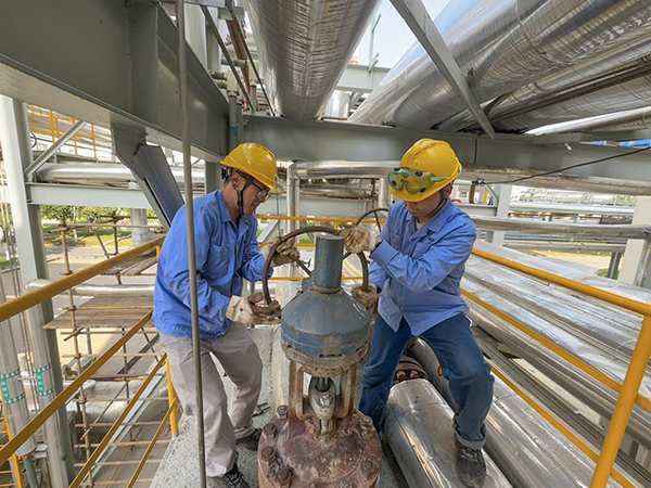 1713085034106077.jpeg 王宇王聰齊心協力共擰大閥門.jpg