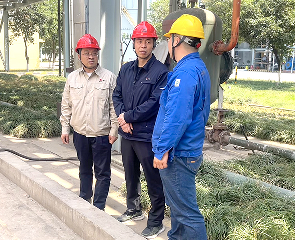 趙總在802搶修現場和車間主任、技術人員深入交流  600.jpg