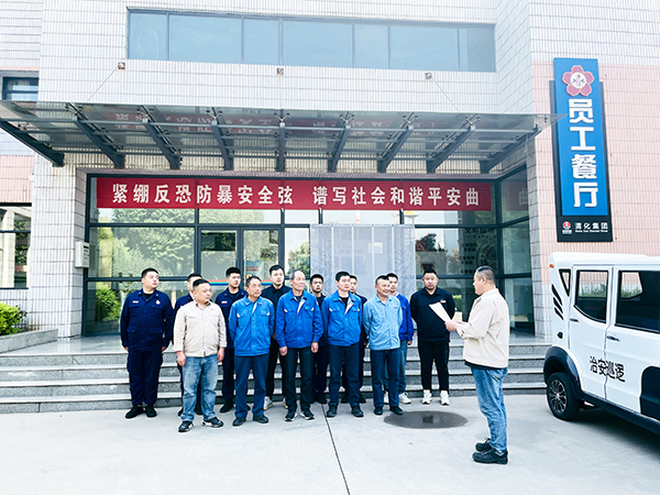 1713152244700733.jpeg 行政保衛部進行標語下宣傳普及.jpg