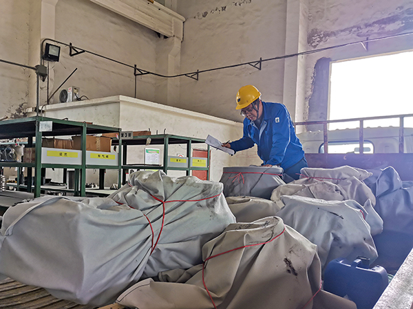 1713165122510673.jpeg 采供部保管員正在驗(yàn)收到廠檢修物資.jpg