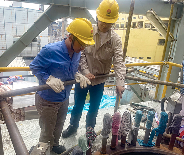 1713168526681473.jpeg 合成塔搶修現場魏師傅給青工培訓.jpg