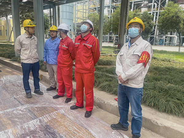 1713168547169195.jpeg 搶修合成現場值班長向專家虛心請教.jpg