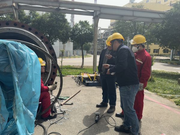 1713258499731429.jpeg 蘇曉勇在現(xiàn)場(chǎng)指導(dǎo)設(shè)備檢修.jpg