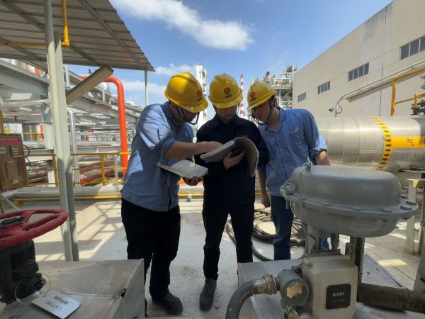 1713258507403027.jpeg 與工藝技術(shù)員商討方案.jpg