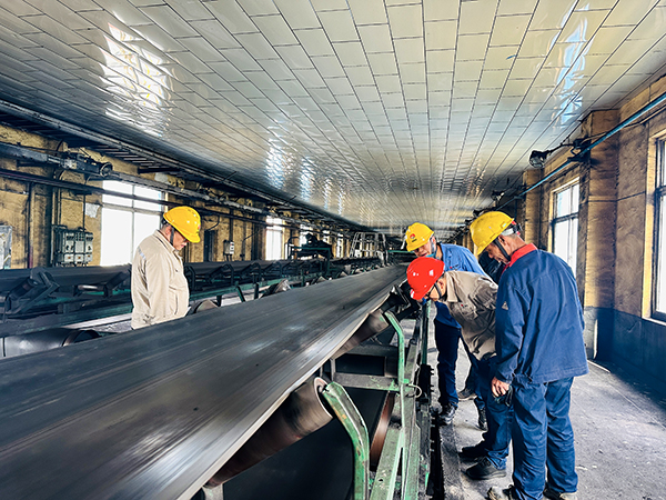 1713310837742591.jpeg 4月16日,三期倉頂帶調試,檢查配重滾筒.jpg