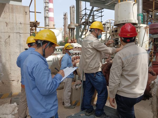 1713398207657757.jpeg 三期檢修現(xiàn)場,計(jì)控電儀部在進(jìn)行“精益檢修 安全有我”主題活動(dòng)的安全檢查(2).jpg