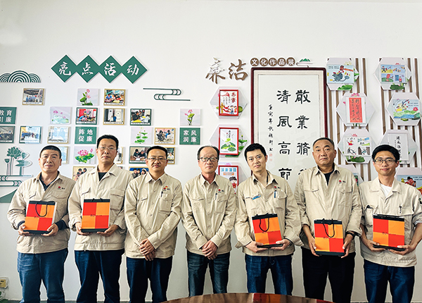 4月18日下午，物料車間黨支部組織運行崗位職工開展“書廉韻 倡廉潔”仿宋字書廉比賽。--晉級選手發(fā)放獎品.JPG