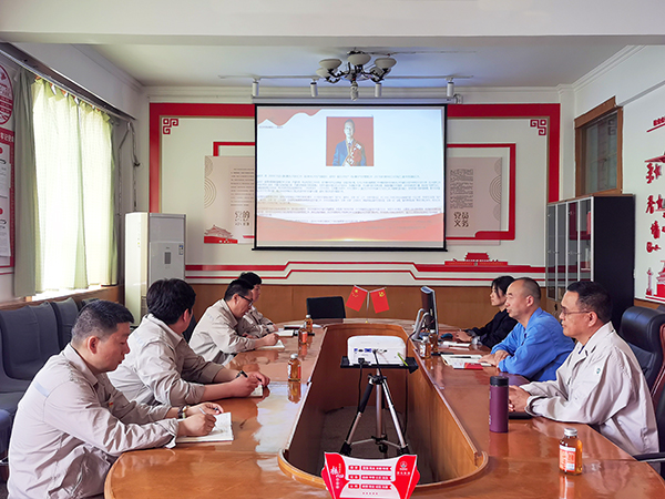 1713781444210564.jpeg 4月22日,渭河塑業(yè)公司組織開(kāi)展“學(xué)習(xí)模范事跡 爭(zhēng)當(dāng)模范先鋒”主題黨日活動(dòng).jpg