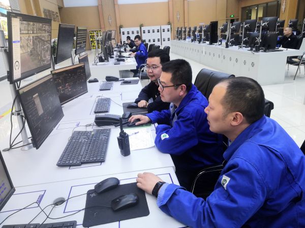 圖1 4月22日，計控電儀部副部長賀捷坤、工藝副主任韓曉亮及相關專業技術人員與現場配合乏熱回收開車工作。肖歡 攝.jpg