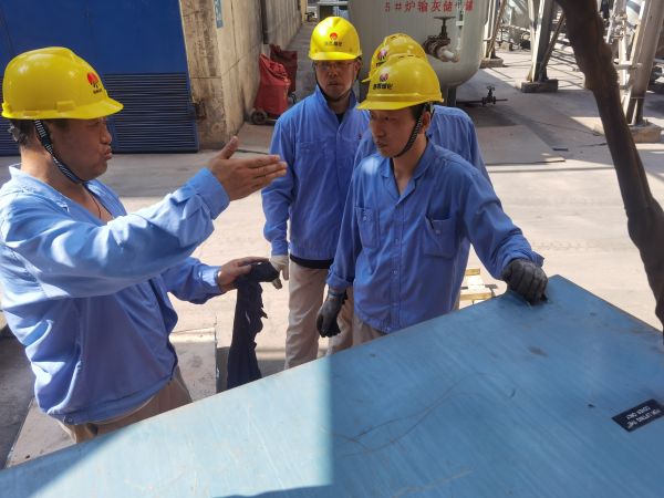 1713852704293057.jpeg 4月20日,王宏在現(xiàn)場給青工們講授高壓電機工作原理.jpg