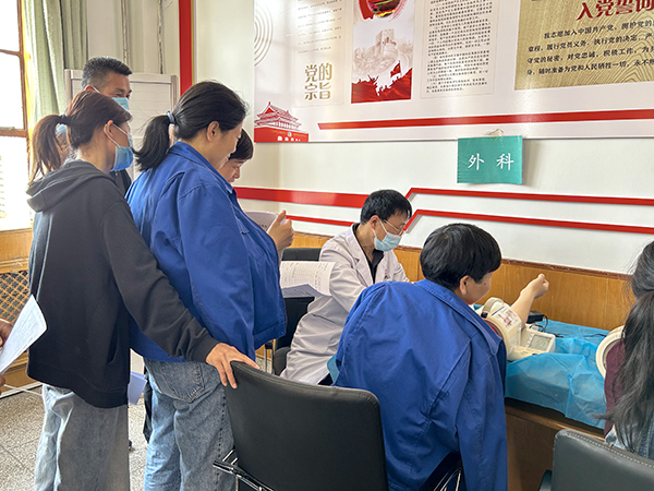 1713944564396419.jpeg 勞務用工排隊進行外科檢查。.jpg