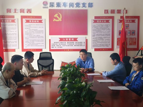 1714433181521387.jpeg 4月28日,車間工藝主任王慶振對(duì)班組考試試卷進(jìn)行點(diǎn)評(píng).jpg