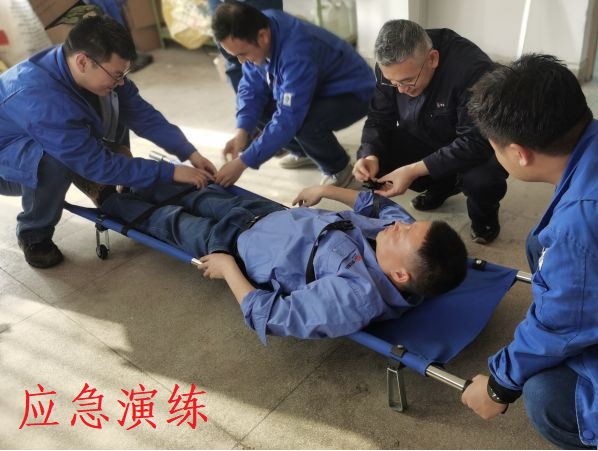 1714433189412426.jpeg 4月26日,尿素車間對(duì)擔(dān)架操作進(jìn)行培訓(xùn).jpg