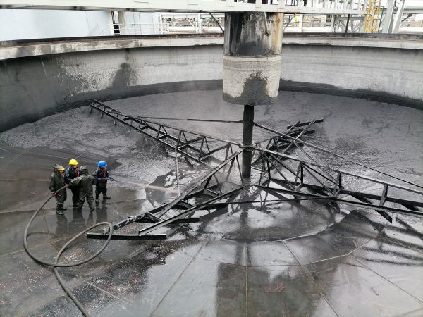 1714456779535116.jpeg 圖1 4月29日,雷仲民帶領清理隊伍清理澄清槽。.jpg