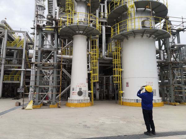 1714622206892145.jpeg 圖2 5月2日,沈思研拍攝T1604甲醇水分離塔拆人孔。肖歡 攝.jpg