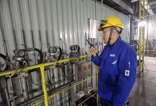 1714872245164565.jpeg 2024年5月4日 青工丁高高進(jìn)行點(diǎn)火前的確認(rèn)準(zhǔn)備工作.jpg