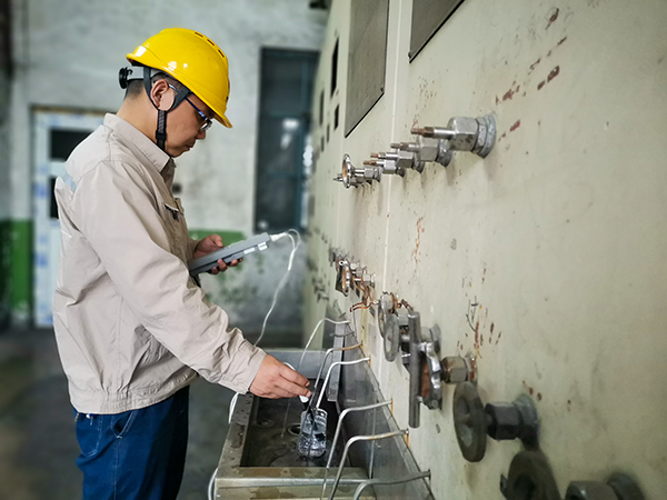 1714892539205339.jpeg 5月3日原利峰在一期鍋爐取樣裝置進(jìn)行手動(dòng)分析汽水指標(biāo).jpg