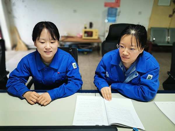 1714892550333743.jpeg 5月4日上午青工閔婉聰向師傅馬文平請(qǐng)教學(xué)習(xí)業(yè)務(wù)知識(shí).jpg