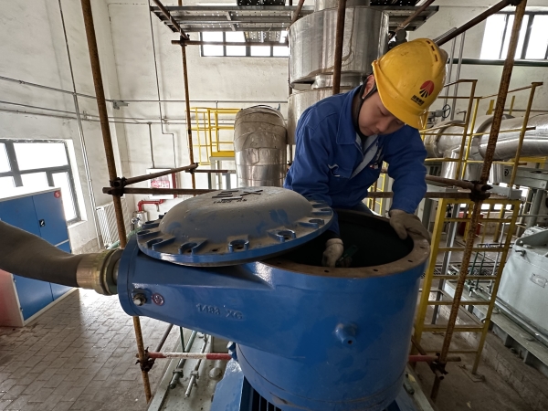 1715037106911264.jpeg 5月6日,電氣檢修工魏晨光緊固電機(jī)接線盒內(nèi)接線.jpg