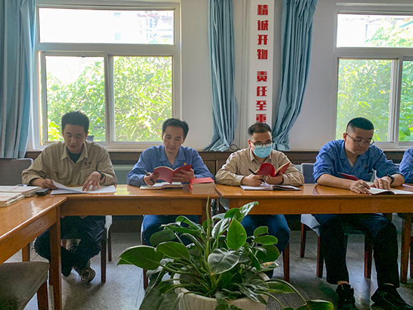 1715930264916806.jpeg 黨員依次誦讀《中國共產黨紀律處分條例》內容.jpg