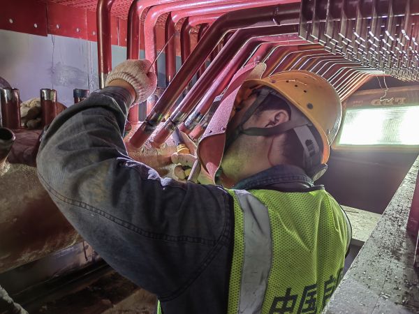 1716250602995841.jpeg 2024年5月20日,動力車間4號鍋爐施工單位檢修人員正在焊接新的省煤器.jpg