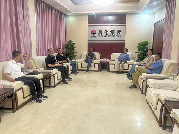 1716431431691193.jpeg 5月22日上午,陜西榆神外貿(mào)發(fā)展有限公司總經(jīng)理王仲及JA-代理咨詢德國有限公司首席執(zhí)行官約瑟夫·阿波雷加一行5人到公司座談交流,公司副總師張生財(cái)、渭河實(shí)業(yè)公司黨支部書記王勇及業(yè)務(wù)部主管張廣武參與座談.jpg