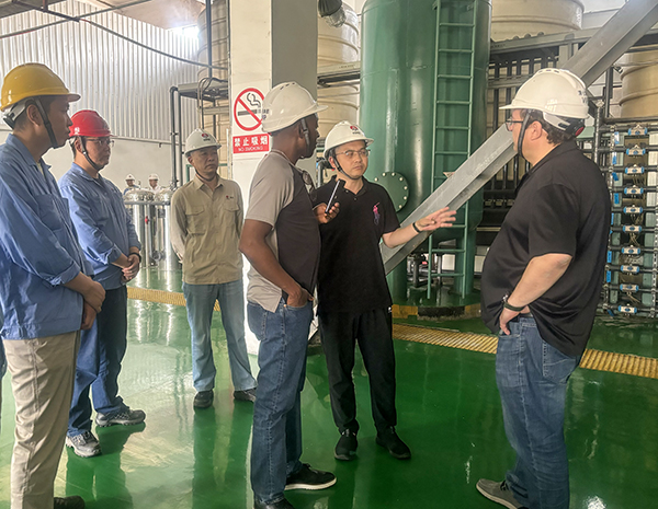 1716431447203822.jpeg 5月22日,由尿素車間副主任王慶振,技術(shù)員魏輝詳細(xì)介紹了尿素和車用尿素工藝流程及生產(chǎn)技術(shù)等.jpg