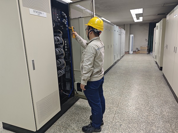 1716856979543633.jpeg 5月27日,儀表巡檢人員正在對(duì)儀表元件進(jìn)行紅外線檢測(cè).jpg