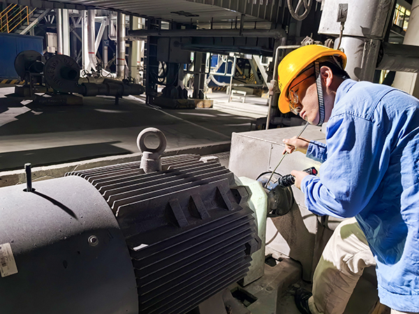 1716868670211562.jpeg 岳維哲認(rèn)真巡檢,在一次值小夜班巡檢中,發(fā)現(xiàn)一期事故泵出現(xiàn)異常震動(dòng).jpg