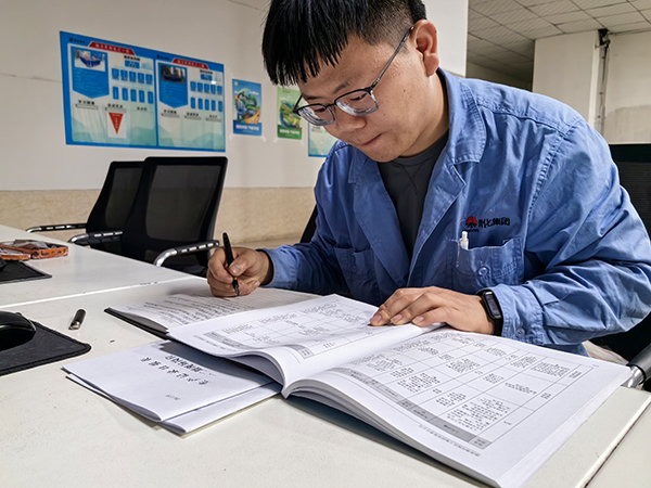 1716868680742008.jpeg 岳維哲堅(jiān)持學(xué)習(xí),通過(guò)每日一問(wèn)、學(xué)習(xí)強(qiáng)企等方式不斷提高自己的業(yè)務(wù)能力.jpg