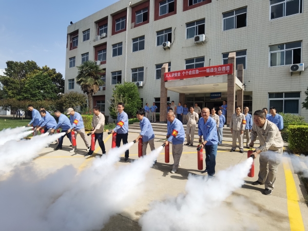 1718259244393295.jpeg 6月13日上午,消防培訓結束后大家分組現場進行滅火器模擬使用3.jpg