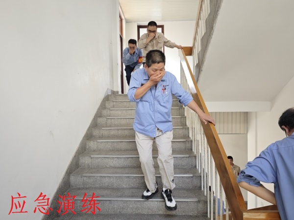 1718259254316631.jpeg 6月13日上午,各樓層人員在疏散引導組成員的帶領下進行有序逃生.jpg