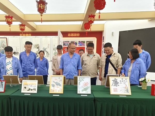 1718367021550963.jpeg 6月14日,尿素車間黨支部組織黨員參觀廉潔作品展1.jpg