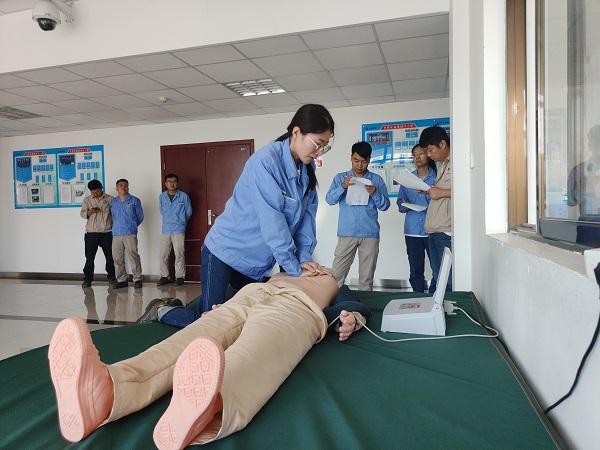 1718777873936123.jpeg 李艷花在進(jìn)行CPR.jpg