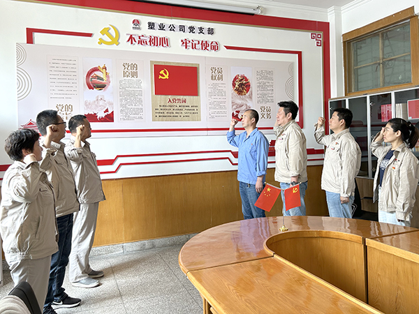 1718958106539722.jpeg 黨支部書記郭小紅帶領大家重溫入黨誓詞。.jpg