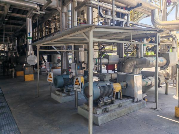 1719364513506866.jpeg 圖2 6月20日,搭建機泵遮陽棚實況。肖歡 攝.jpg