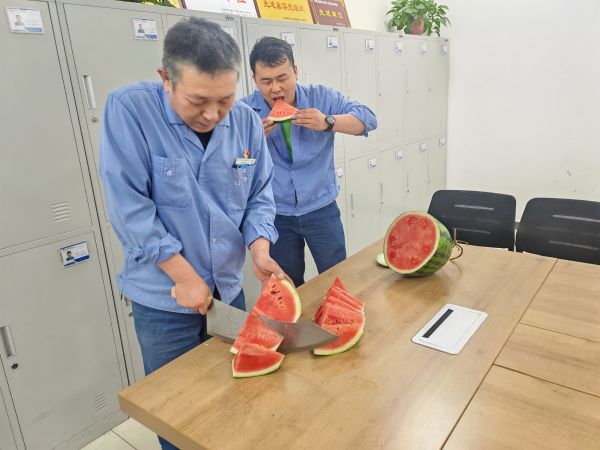 1719364520123952.jpeg 圖3 6月25日,班長雷仲民正在切西瓜。 肖歡 攝.jpg