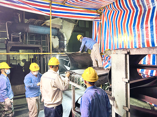 1720077231425324.jpeg 7月3日凌晨,管式帶更換現(xiàn)場,技術(shù)員贠文軍現(xiàn)場確認(rèn).jpg