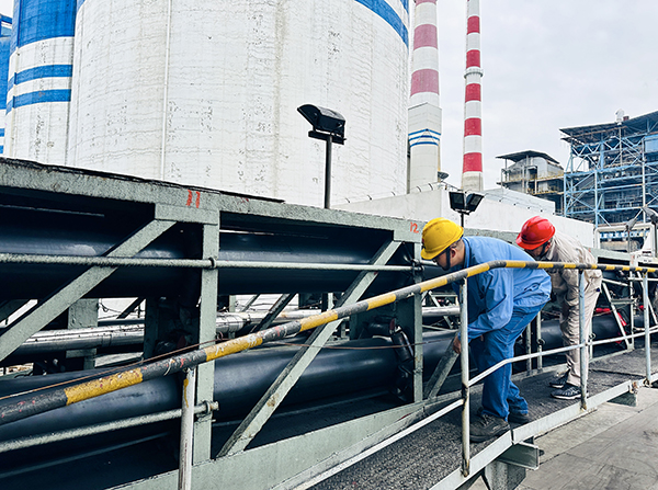 1720077245857905.jpeg 7月4日下午,車間主任呂明周現(xiàn)場調(diào)試皮帶.jpg